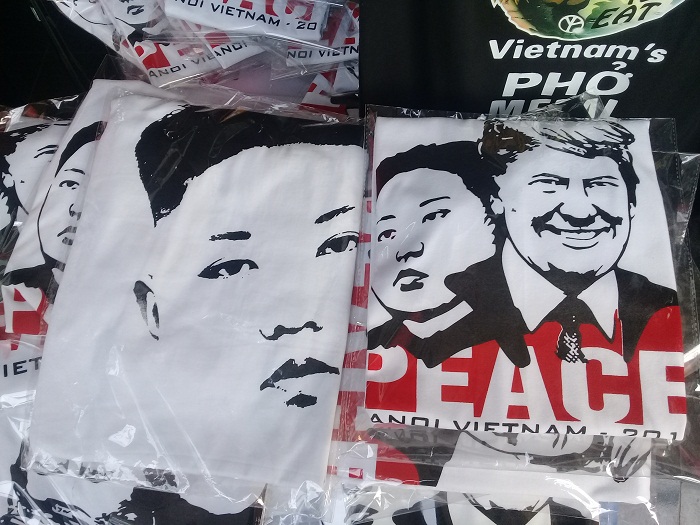 Hà Nội: Áo phông in hình Tổng thống Trump và Chủ tịch Kim Jong-un cực hút khách